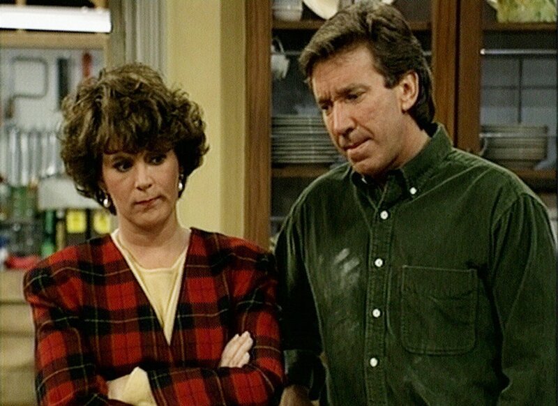 Jill (Patricia Richardson, li.) ist sauer auf Tim (Tim Allen, re.) nach einem fehlgeschlagenen Aushilfsauftrag im Haushalt. – Bild: RTL