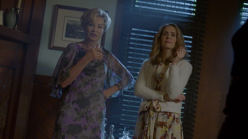 L-R: Jessica Lange as Constance Langdon and Sarah Paulson as Billie Dean Howard. – Bild: FX Productions, LLC.