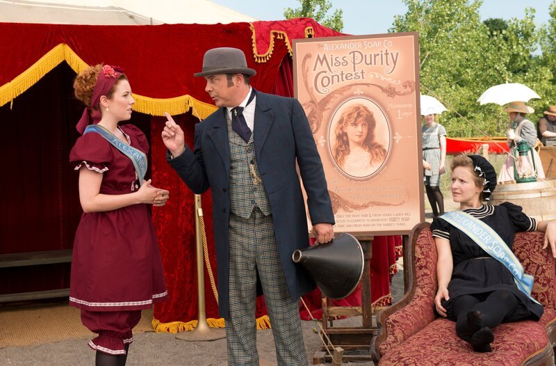 Elaine Lawson (Emma Pederson, li.) bittet Mason Alexander (Richard Waugh, re.) um Zeit, um ihre Freundin zu finden, bevor die Show beginnt. – Bild: WDR/​Shaftesbury Murdoch VIII Inc/​Christos Kalohoridis