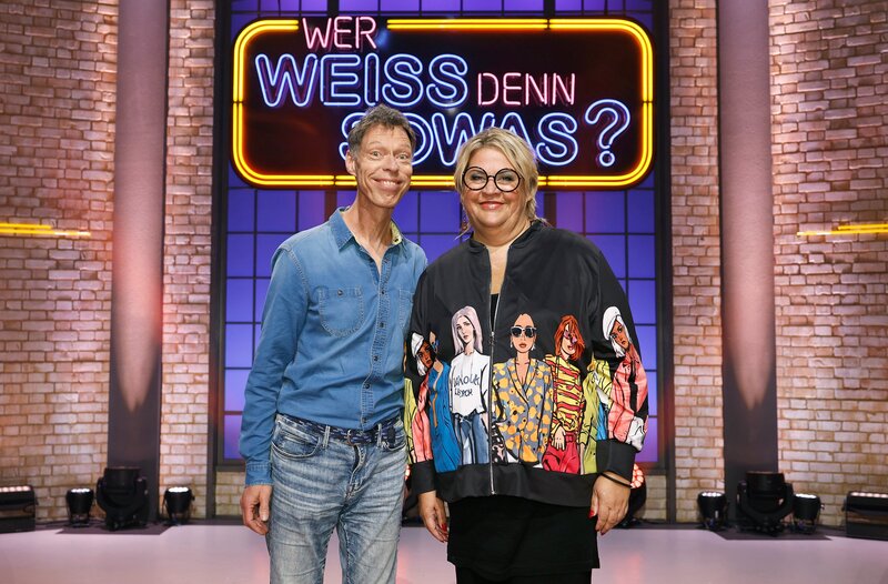 Die Kandidat:innen der heutigen Sendung: Komiker, Schauspieler, Sänger und Autor Martin Schneider (l.) und die Stand-up-Komikerin Ilka Bessin (r.). – Bild: ARD/​NDR/​UFA SHOW & FACTUAL/​Morris Mac Matzen