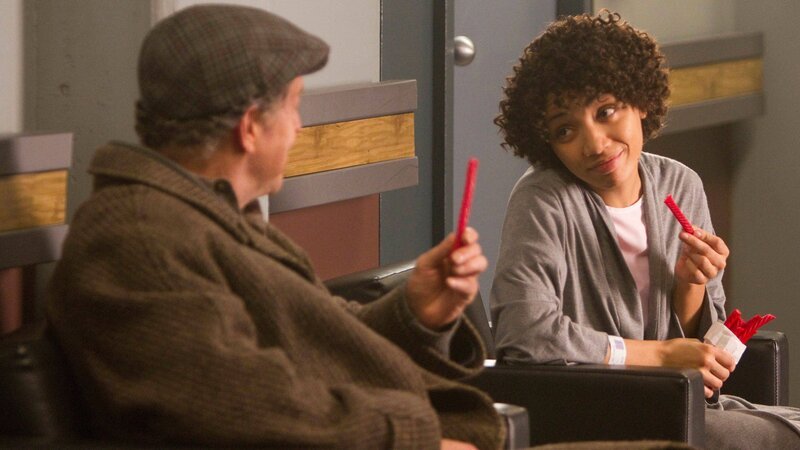 Dr. Walter Bishop (John Noble) und Astrid Farnsworth (Jasika Nicole) – Bild: HBO