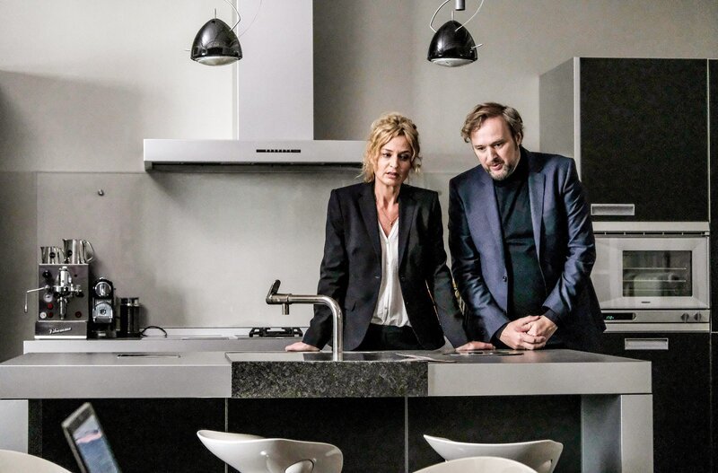 Sarah (Franziska Schlattner, l.) wahrt bemüht die Fassung, als Heiner (Stephan Grossmann, r.) von Finn und Lars, mit dem Vorwurf der sexuellen Belästigung konfrontiert wird. – Bild: ORF/​ONE GATE/​ARD/​Marion von der Mehden