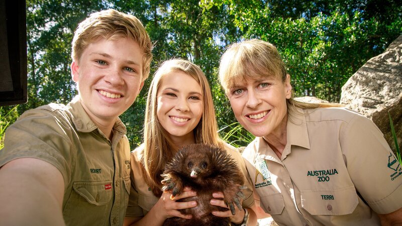 Terri, Bindi and Robert Irwin at the Australia Zoo. – Bild: Discovery Communications, Inc.
