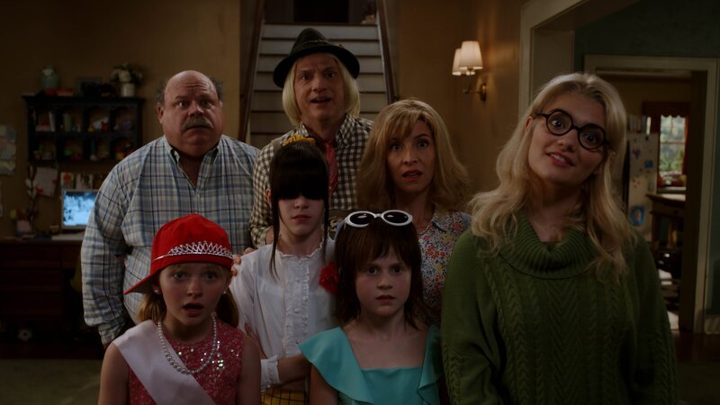 v.li.: Flip Phillipini (Kevin Chamberlin), Lana Loud (Mia Allan), Lucy Loud (Aubin Bradley), Lynn Loud Sr. (Brian Stepanek), Lisa Loud (Lexi Janicek), Rita Loud (Jolie Jenkins), Leni Loud (Eva Carlton) – Bild: Paramount