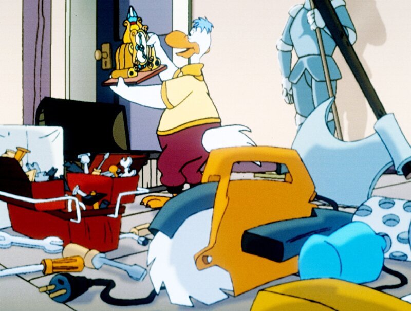 „Die Jagd nach dem Kju Wang“, „Die Uhr.“ Yagor macht sich die Dankbarkeit des Volkes von Zinzania zunutze und schickt dem Herzog in des Volkes Namen via Boten ein Geschenk: Eine riesige Standuhr. Doch diese Uhr ist keine gewöhnliche Uhr, sondern ein tückisches Objekt, das von Yagor umfunktioniert wurde, Unheil zu stiften. – Bild: ORF 1