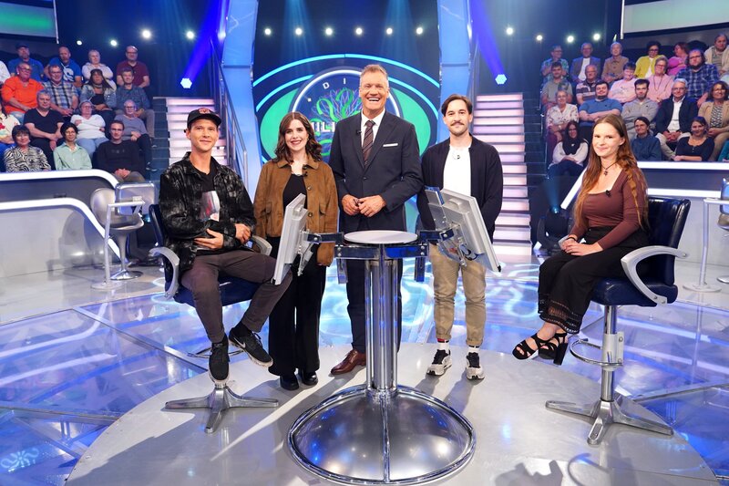 v.li.: Maximilian Schrempf (Wies), Marlene Seitlhuber (Wien), Armin Assinger, Philipp Knabl (Wien), Valerie Eberle (Graz). – Bild: ORF/​Stefan Gregorowius