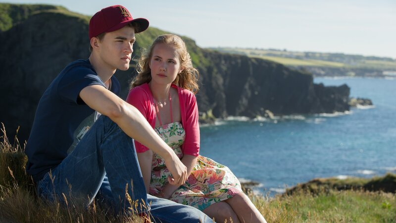 Von links nach rechts: Rod Marshland (Patrick Mölleken) und Emma Cutler (Annika Schrumpf). – Bild: ZDF/​JON AILES