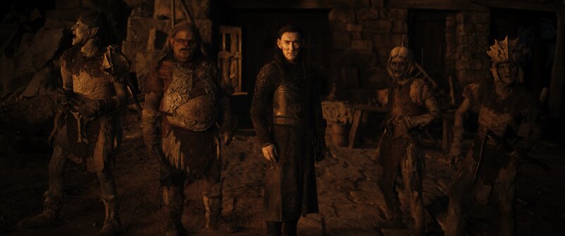 Adar (Joseph Mawle, M.) bereitet mit den Orks einen Angriff vor. – Bild: ZDF und Amazon Content Services LLC