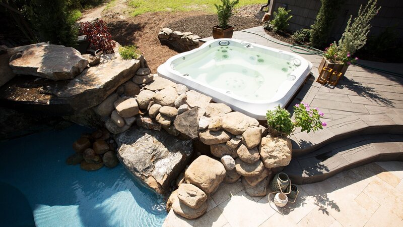 Steve Martin und seine Frau Lori lieben die Berge. Deshalb wünschen sich die beiden eine Rocky-Mountains-Wellness-Oase auf ihrem Grundstück, und das mitten in Florida. Das Team von „Lucas Lagoons“ entwirft für das Ehepaar eine atemberaubende Wasserlandschaft mit einer Terrasse aus Natursteinen, Wacholderbäumen und Myrtengewächsen. Das Highlight der Anlage ist ein Wasserfall mit Stufen, von denen aus die Kids der Familie ins kühle Nass springen können. – Bild: HGTV