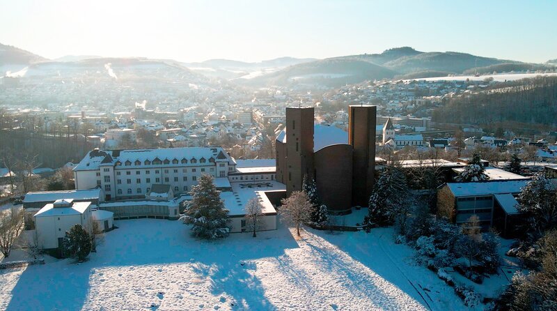 Hoch oben auf dem Klosterberg thront die Abtei Königsmünster über Meschede. – Bild: WDR/Ehrenfilm/J. Haaßengier Hoch oben auf dem Klosterberg thront die Abtei Königsmünster über Meschede. – Bild: WDR/Ehrenfilm/J. Haaßengier