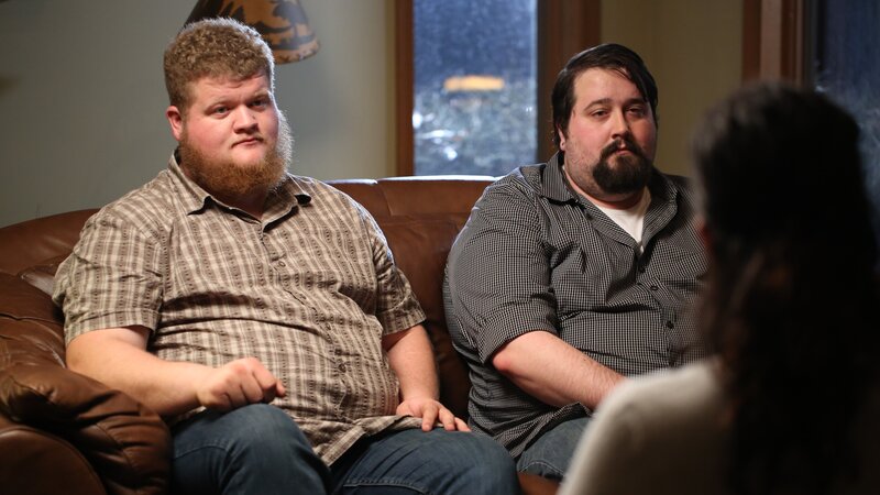 Dustin Depuy and Cody Crump, witnesses in the case, talk to Chris Anderson and Fatima Silva about their friendship with the inmate. – Bild: Rob Toth /​ Investigation Discovery /​ Discovery Communications