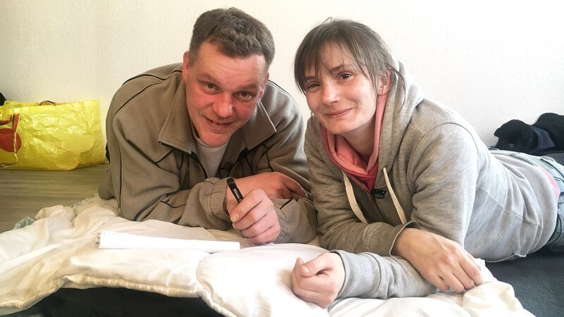 Wiedersehen mit Willi (39) und Carola (33). Der obdachlose Staplerfahrer und seine arbeitslose Freundin haben endlich eine Wohnung gefunden – ausgerechnet in einem Kölner Brennpunkt. – Bild: RTL II