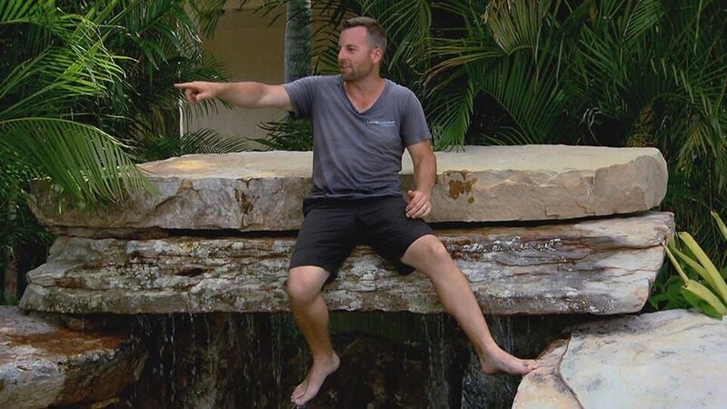 Meeresbiologe Dave McCabe lebt mit seiner Frau Kathy und seinen fünf Kindern in einem Traumhaus mit herrlicher Aussicht auf der Insel Siesta Key vor der Küste Floridas. Lucas Congdon und sein Team bauen den Pool zu einer spektakulären Badelandschaft um, inklusive Wasserfall, Brücke und Koi-Teich. Die Wassertemperatur und die Beleuchtung in der künstlichen Lagune werden über ein modernes Outdoor-AV-System gesteuert. – Bild: HGTV