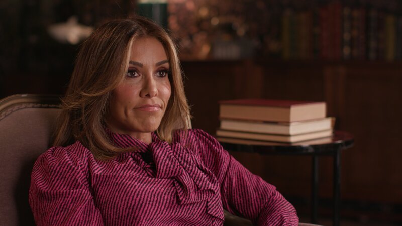 Sara Azari in a pink zebra striped shirt during her sit down interview – Bild: ID /​ Discover Images /​ Warner Bros. Discovery, Inc.
