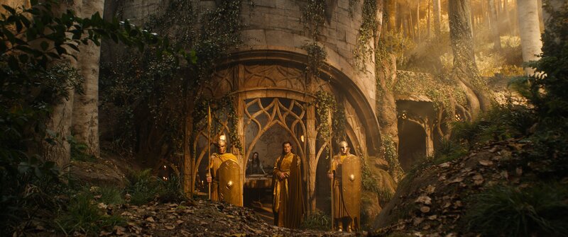 Der Hohe König Gil-galad (Benjamin Walker) macht sich Sorgen um Eregion. – Bild: ZDF und Amazon Content Services LLC