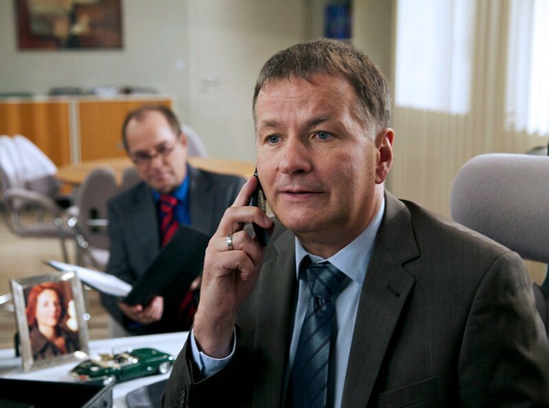 Dr. Roland Heilmann (Thomas Rühmann) hat Prof. Wiegand (Egon Hofmann, Hintergrund), ein Jury-Mitglied des angesehenen Pasteur-Forschungspreises, in der Klinik und seinem Labor herumgeführt. Während die beiden fachsimpeln und der Professor reges Interesse an Rolands Arbeit zeigt, wartet die kleine Lisa zu Hause darauf, dass Roland zu ihrem Geburtstag kommt. Es braucht Pias Anruf, um Roland an sein Versprechen zu erinnern. – Bild: MDR/​Wernicke