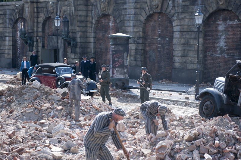 Flüchten sie vor seiner Krankheit oder vor dem Krieg? Louis (Heino Ferch) und Hedda Adlon (Marie Bäumer) verlassen das in Trümmern liegende Adlon. – Bild: ZDF /​ Stephanie Kulbach