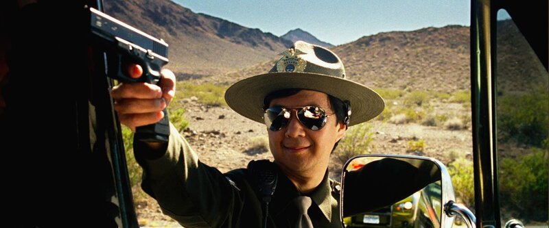 Ein eiskalter Bandit entführt Doug und will ihn nur im Tausch gegen Mr. Chow (Ken Jeong) wieder freilassen. Für den Rest des Wolfrudels beginnt eine turbulente Jagd nach dem durchgeknallten Chinesen … – Bild: Warner Bros. Entertainment Inc. and Legendary Pictures /​ Courtesy of Warner Bros. Picture /​ MKNS
