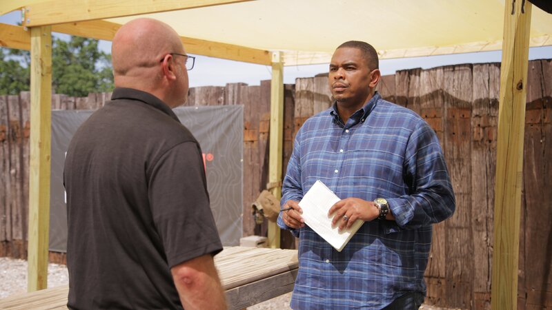 Chris Anderson prepares to interview crime scene forensics expert Chris Monturo at an outdoor shooting range. – Bild: Discovery Communications, LLC
