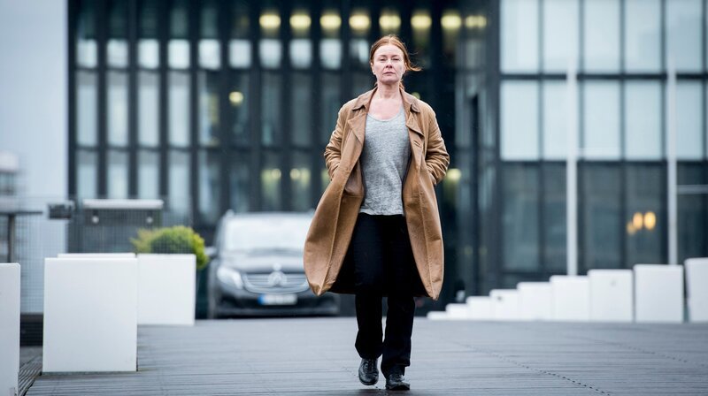 Nachdem die Ex-Stasi Spionin Anne Marie Fuchs (Lina Wendel) und der Im- und Exporthändler Youssef El Kilali (Karim Cherif) ihren ersten gemeinsamen Fall erfolgreich gelöst haben, sieht sich Youssef als aufstrebender Sherlock Holmes. Anne Marie Fuchs wird im Düsseldorfer Hafen von einem Van verfolgt. – Bild: rbb/​WDR/​Martin Rottenkolber