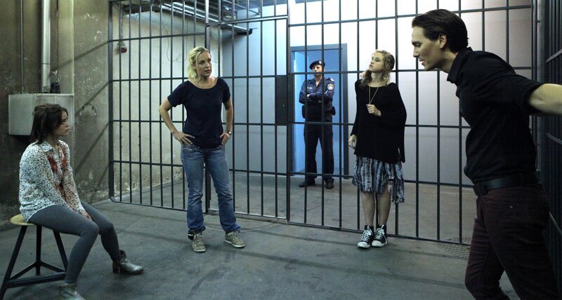 „Soko Donau“, „Bis der Vorhang fällt.“ Was ist Fiktion, was Wirklichkeit? Eine junge Theatergruppe will ihre Grenzen ausloten und lässt auf einem Boot eine Mordszenerie entstehen, nur um zu erfahren, was es heißt, verdächtig zu sein und verhaftet zu werden. Als dann aber ihr Regisseur ermordet aufgefunden wird, ist der Spaß vorbei und unser Team muss herausfinden, wer der wahre Mörder ist. Im Bild (v.li.): Xenia Assenza (Babsi), Lilian Klebow (Penny Lanz), Yohanna Schwertfeger (Carla), Christopher Schärf (Remo). – Bild: ORF/​SATEL-Film/​Petro Domenigg