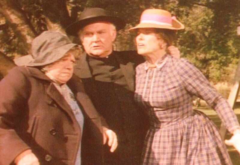 Der Geduld von Reverend Alden (Dabbs Greer, M.) ist es zu verdanken, dass Kezia (Hermione Baddeley, l.) und Mrs. Oleson (Katherine McGregor, r.) in der Streitfrage um das Haus endlich zu einer Einigung kommen … – Bild: Sat.1 Gold