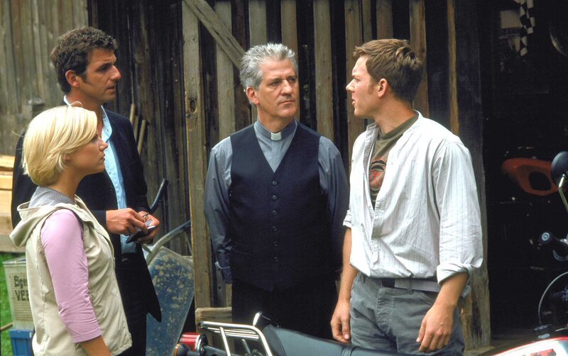 (v.l.): Kristina Sprenger (Karin Kofler), Hans Sigl (Andreas Blitz), Ilja Richter (Pfarrer Bernhard), Steffen Schroeder (Christian Meister). – Bild: ORF/Laurent Trümper (v.l.): Kristina Sprenger (Karin Kofler), Hans Sigl (Andreas Blitz), Ilja Richter (Pfarrer Bernhard), Steffen Schroeder (Christian Meister). – Bild: ORF/Laurent Trümper