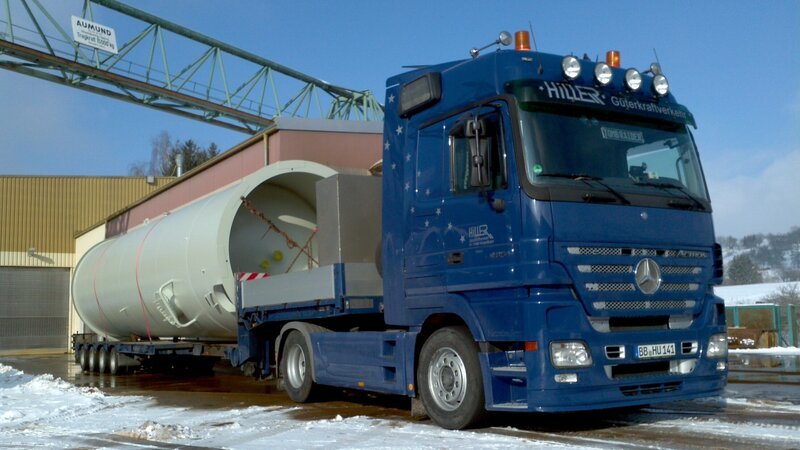 Monika receives an urgent order to deliver new coffins to her hometown. But her trip to Bavaria quickly turns into a nerve-racking odyssey. – Bild: Discovery Communications