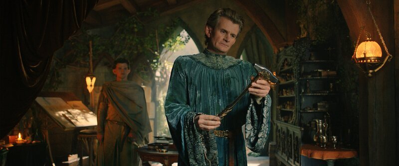 Elbenschmied Celebrimbor (Charles Edwards, r.) weiht Elrond (Robert Aramayo, l.) in seine Pläne ein. – Bild: Amazon Content Services L /​ ZDF /​ Amazon Content Services LLC
