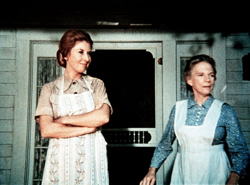 Großmutter Ester (Ellen Corby, r.) und Olivia Walton (Michael Learned, l.) verabschieden John-Boy, der kurzfristig die alte Maggie McKenzie zu einer Hochzeit ans Meer bringen soll … – Bild: Sat.1 Gold