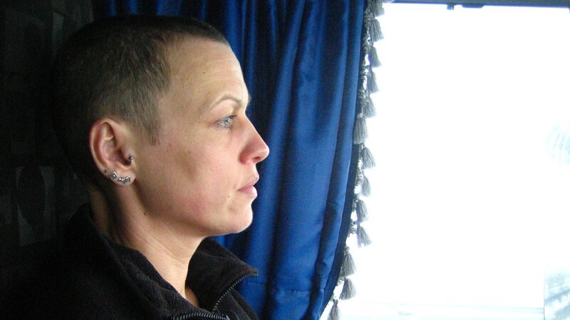 At five o’clock in the morning, Trucker Lady Monika starts her engine. But it’s snowing heavily, she’s got the flu and her tour will stretch her to the limit today. – Bild: Discovery Communications