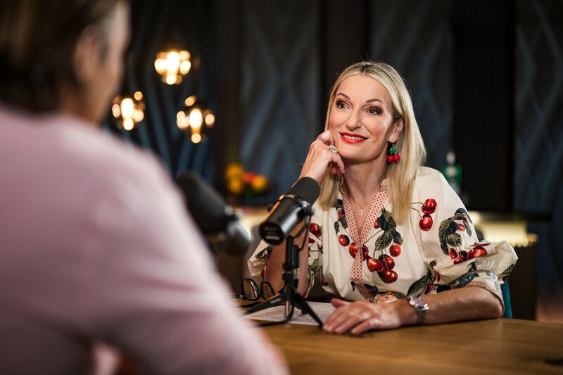 Monika Gruber und Manfred Zöschg alias „Luis aus Südtirol“ – Bild: ServusTV /​ Sebastian Marko