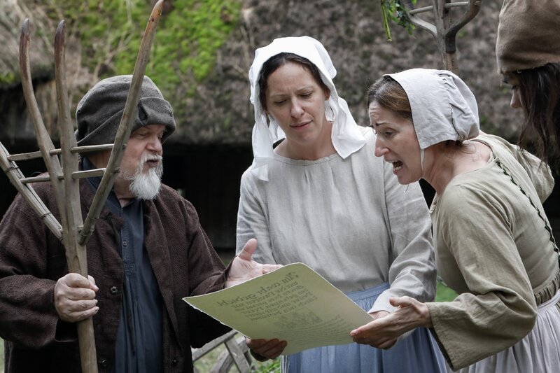 Die Herrscher weiteten über Abgaben ihre Macht aus zur Last der einfachen Leute: Der Zorn der Bauern verbreitete sich über Flugschriften. (Spielszene) – Bild: ORF/​pre tv/​YTM/​Martin Betz