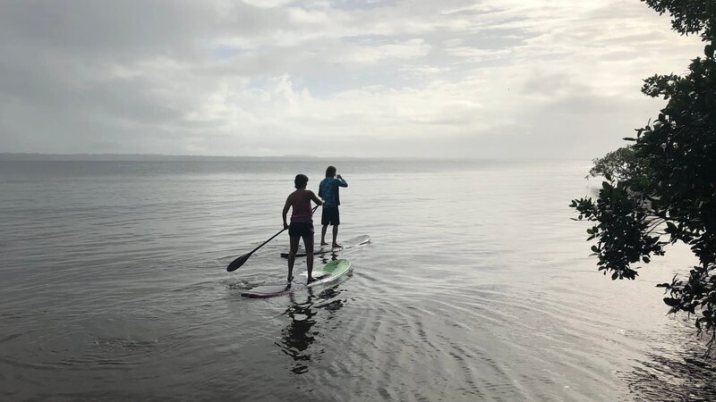 Clients Chad and Laura Kays enjoy paddelbording in Bocas del Toro. As seen on HGTV’s Caribbean Life. – Bild: HGTV /​ Scripps Networks, LLC.