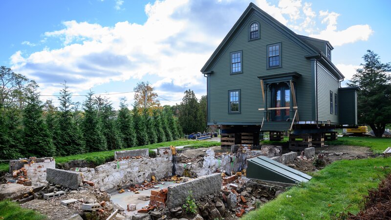 Jonathan Knight’s lifted New England farmhouse which will soon be moved down the road, as seen on Farmhouse Fixer. – Bild: Discovery, Inc. /​ Shawn G. Henry