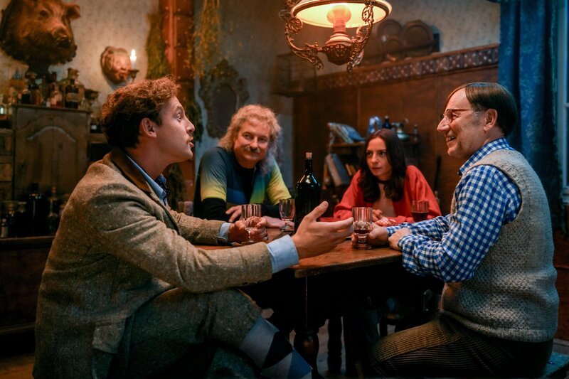 (v.li.): Prinz (David Jakob), Weber (Alfred Dorfer), Schneewittchen (Julia Edtmeier), Breitfuß (Roland Düringer) – Bild: MR Film /​ ORF /​ Petro Domenigg