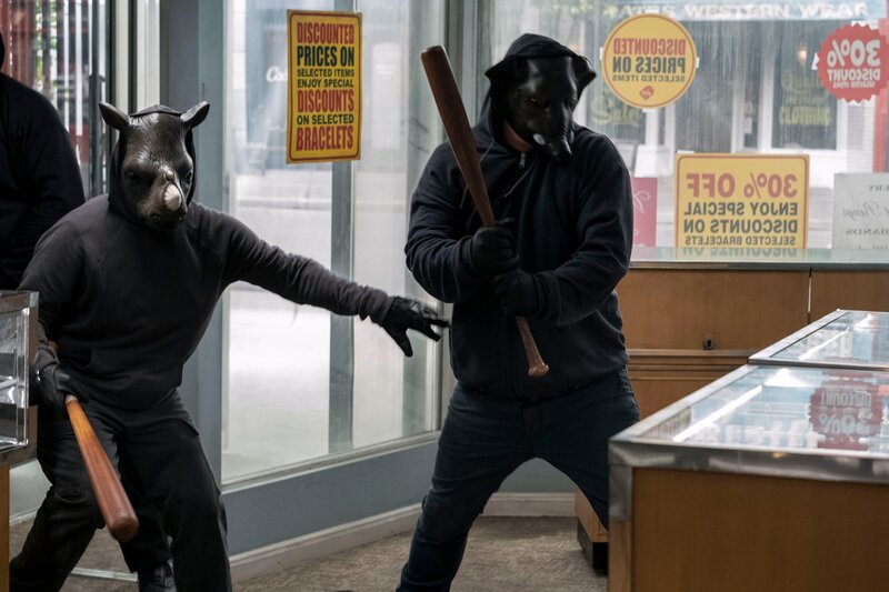 Raubszene – Bild: Andrew Casey /​ Prime Video /​ Amazon Content Services LLC