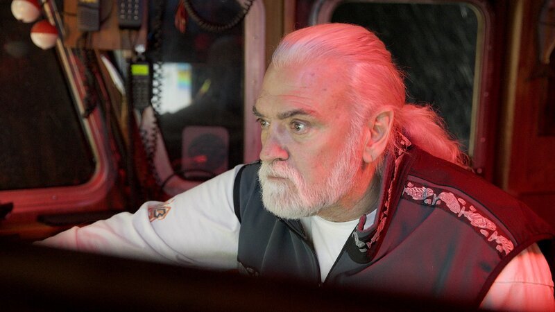 Kapitän Bill am Ruder. – Bild: Warner Bros. Discovery