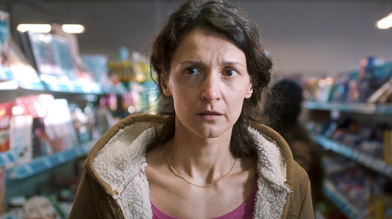 Die Ukrainerin Irina (Vita Smachelyuk) träumt davon, gemeinsam mit ihrer Freundin einen Friseursalon zu eröffnen. – Bild: MDR/Adam Mach Die Ukrainerin Irina (Vita Smachelyuk) träumt davon, gemeinsam mit ihrer Freundin einen Friseursalon zu eröffnen. – Bild: MDR/Adam Mach