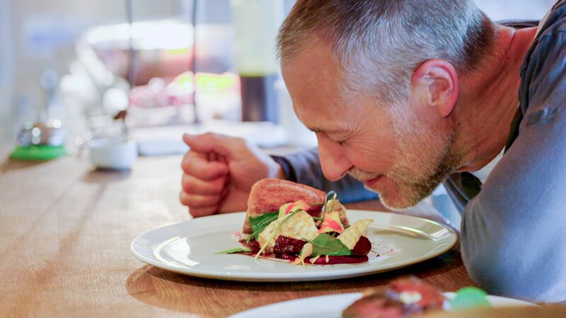 Michel Roux jr. lässt sich im Restaurant „Cook House“ inspirieren. – Bild: ORF/​ITV/​Boom Cymru TV Ltd