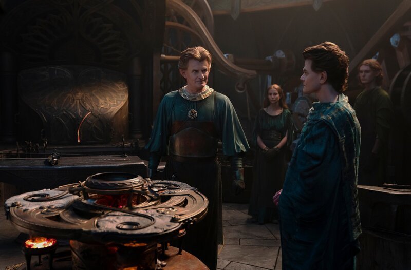 Elbenschmied Celebrimbor (Charles Edwards, vorne l.) und Elrond (Robert Aramayo, vorne r.) beratschlagen, wie das kostbare Mithril verarbeitet werden soll. – Bild: Amazon Studios