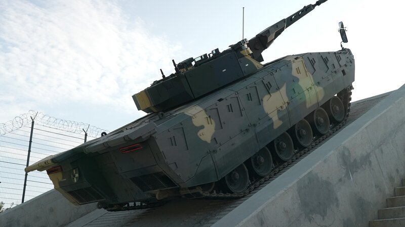 Der Lynx beeindruckt mit einer Länge von 8,49 Metern, einem Gewicht von 45 Tonnen. – Bild: RT1.TV Production GmbH/WeltN24 GmbH Der Lynx beeindruckt mit einer Länge von 8,49 Metern, einem Gewicht von 45 Tonnen. – Bild: RT1.TV Production GmbH/WeltN24 GmbH