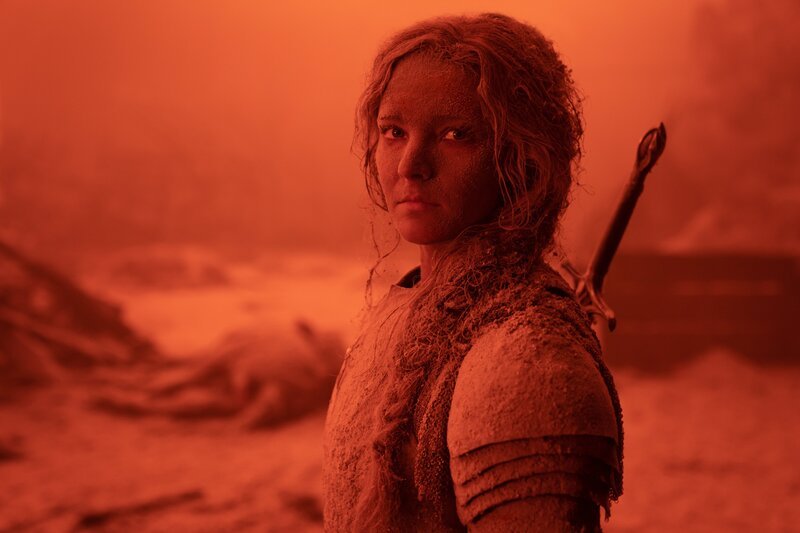 Galadriel (Morfydd Clark) überlebt das von Waldreg verursachte Inferno. – Bild: Amazon Studios