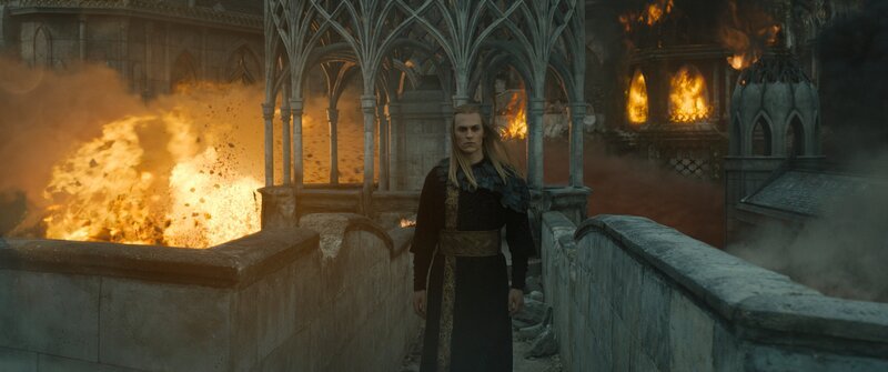 Während Eregion in Flammen aufgeht, setzt Sauron (Charlie Vickers) seine Intrigen gegen den Elbenschmied Celebrimbor fort. – Bild: Amazon Content Services LLC /​ ZDF