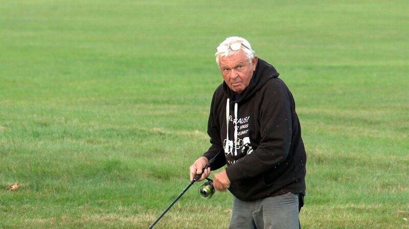 NDR Angelexperte Horst Hennings verzweifelt an Loch 18. Die Golfplatz Hechte wollen einfach nicht beißen. – Bild: NDR