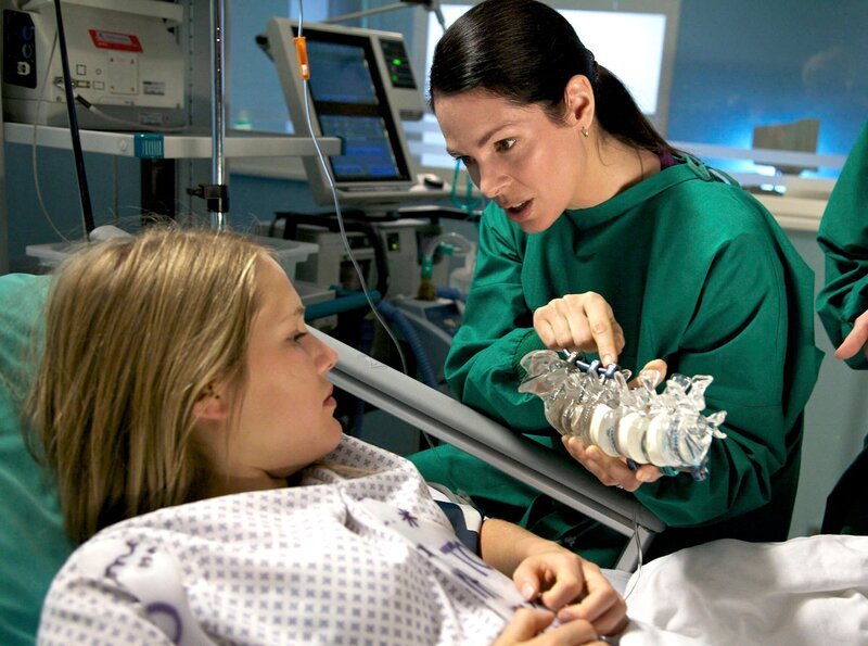 Camilla Höfer (Lea Eisleb, links) hat sich entschieden: Sie will die Wirbelsäulenoperation wagen, um endlich ein normales Teenager-Leben führen zu können. Sie nimmt das hohe Risiko der OP in Kauf. Dr. Elena Eichhorn (Cheryl Shepard, rechts) erklärt ihr die Vorgehensweise. – Bild: MDR/​Wernicke