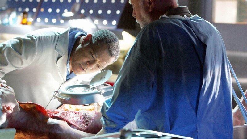 Dr. Raymond Langston (Laurence Fishburne) und Dr. Robbins (Robert David Hall) untersuchen den Körper des Opfers. – Bild: MG RTL D /​ CBS