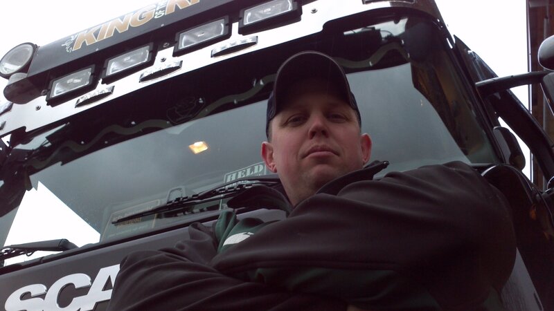 Thorsten is steering his truck through the remote Rhön Mountains on the way to a woodland where he’ll pick up his first load today, but trouble awaits. – Bild: Discovery Communications