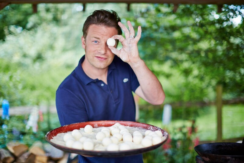 Jamie Oliver kocht Gnudi mit einer Butter-Salbei-Sauce. – Bild: RTL /​ Eine kulinarische Weltreise