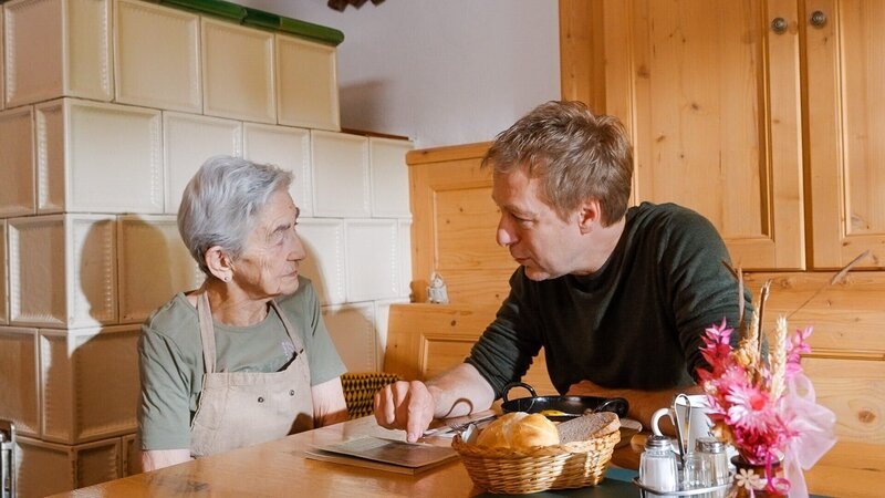 Hilde Schwaighofer, Max Müller. – Bild: ORF/​Alpha Vision Film